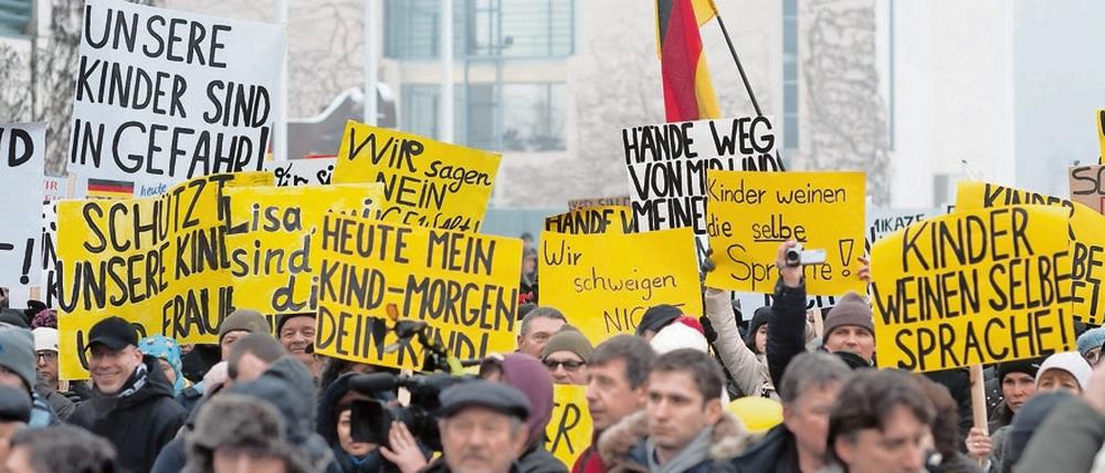 Misstrauen. Hunderte Russlanddeutsche demonstrierten in Berlin, mit dabei rechte Gruppierungen. Verschwörungstheorien machten die Runde.