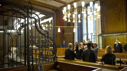 Fernsehteams stehen in Berlin im Landgericht. Dort müssen sich drei Angeklagte wegen eines Raubüberfalls auf das Luxuskaufhaus KaDeWe im Dezember 2014 verantworten. 