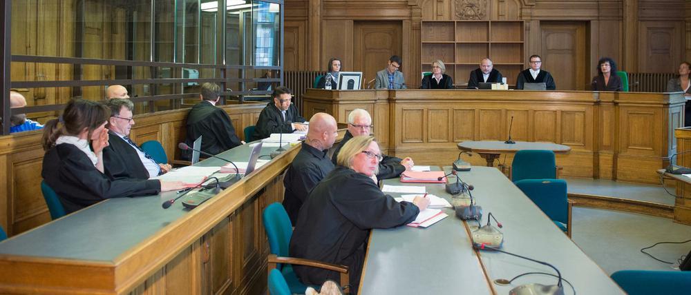Die drei Angeklagten sitzen im September 2014 bei der Hauptverhandlung wegen der tödlichen Schüsse auf einen Berliner Türsteher im Sitzungssaal des Landgerichts in Berlin.