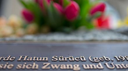 Der Name der am 7. Februar 2005 erschossenen Hatun Sürücü steht auf einem Gedenkstein. 