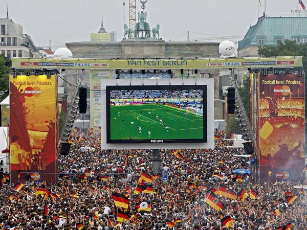 Seit 2006 gehört sie fest zum Fußball-Kalender: die Fanmeile in Berlin.