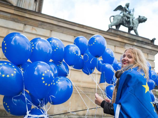 Johanna hat sich am 23.04.2017 bei der Kundgebung "Pulse of Europe" auf dem Gendarmenmarkt einen Luftballon gesichert. 