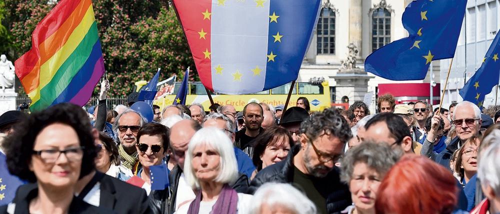 Anhänger der proeuropäischen Bewegung "Pulse of Europe" demonstrieren am Sonntag in Berlin. 