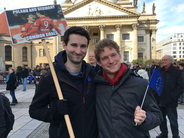 Jan Jakub Chromiec (li., 31) und Niklas Kossow (28) sind für die EU - und die deutsch-polnische Freundschaft.
