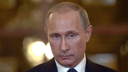 Wladimir Wladimirowitsch Putin blickt skeptisch in die Kamera.