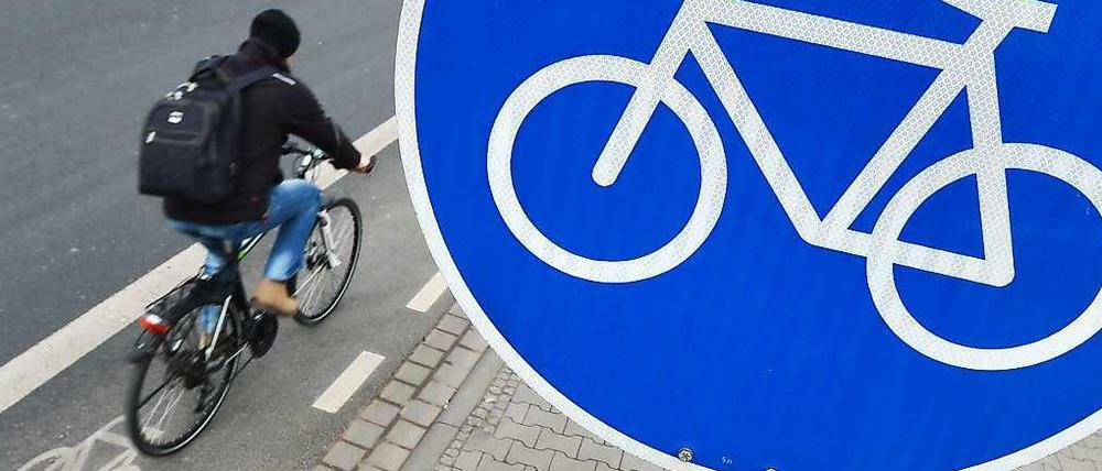 Das Blaue Radwegeschild signalisiert: Hier muss man den Radweg benutzen, weil die Verkehrsituation gefährlich ist. 