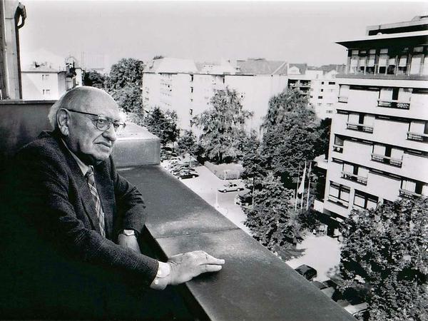 Marcel Reich-Ranicki 1999 auf einem Balkon in seinem Wohnhaus von 1934 bis 1938 in der Güntzelstraße 53 in Berlin-Wilmersdorf.