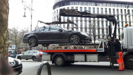 Nach dem schweren Unfall nach einem illegalen Autorennen auf der Tauentzienstraße führte die Polizei vermehrt Kontrollen durch. Wer an seinem Auto ohne Genehmigung geschraubt hat, wird abgeschleppt.