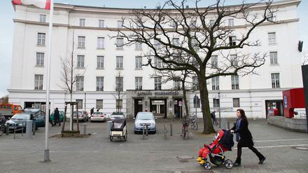Im ehemaligen Rathaus Wilmersdorf am Fehrbelliner Platz 4 wohnen nun Flüchtlinge. 