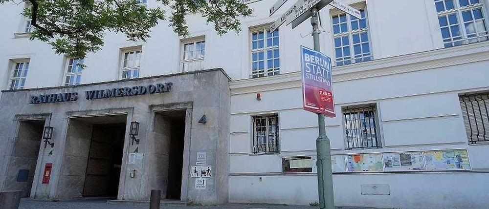 Ausgedient. Bis Jahresende will der Bezirk das Rathaus Wilmersdorf räumen, um künftig etwa zwei Millionen Euro Kosten pro Jahr zu sparen. 