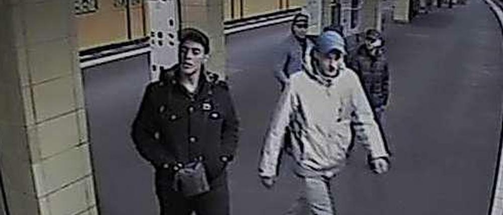 Überfall in der U-Bahn. Die Polizei sucht nach diesen Männern, die im November zwei Jugendliche ausgeraubt haben.