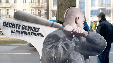 Ein Plakat in Berlin warnt vor rechter Gewalt.