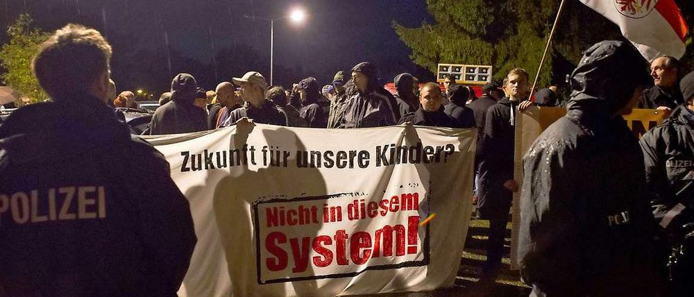 In Pätz bei Königs Wusterhausen demonstrieren Rechte gegen ein geplantes Flüchtlingsheim.