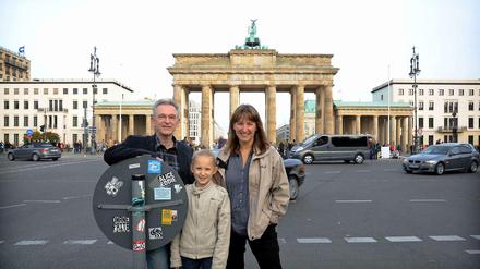 Jürgen und Renate Redeker mit ihrer Tochter Hannah, aufgenommen am 18. Oktober 2014 vor dem Brandenburger Tor in Berlin Mitte. 