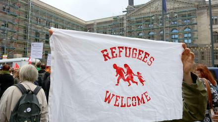 Flüchtlinge willkommen. Am 19.09.2014 wurde in Berlin vor dem Bundesrat gegen eine Verschärfung des Asylrechts demonstriert.