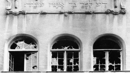 Die zerstörten Fenster der Kieler Synagoge nach der Reichspogromnacht am 9. November 1938. 