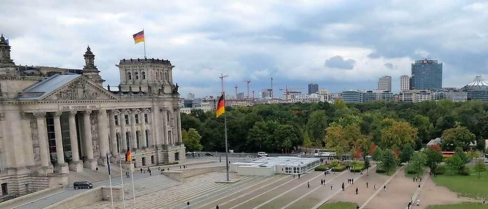 Bislang können Besucher den Reichstag nur über den provisorischen Container vor dem Gebäude erreichen.