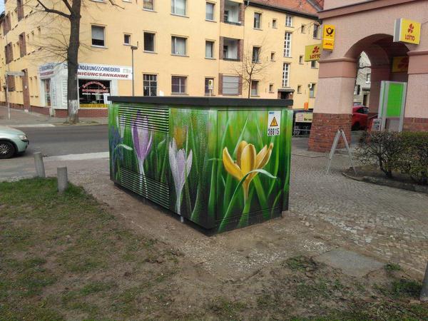 Blühender Stromkasten: Mancherorts ist in Reinickendorf immer Frühling - hilft auch gegen wilde Plakatierer.