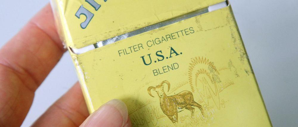 Unversteuert. Ein Beispiel für eine Packung illegal produzierter und geschmuggelter Zigaretten. 