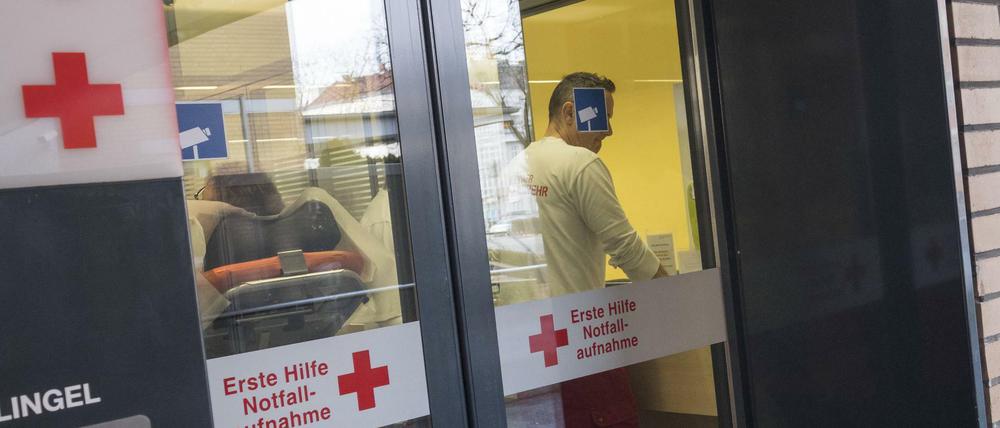 Rettungsdienst bei der Übergabe eines Patienten an die Rettungsstelle eines Krankenhauses (Symbolbild).