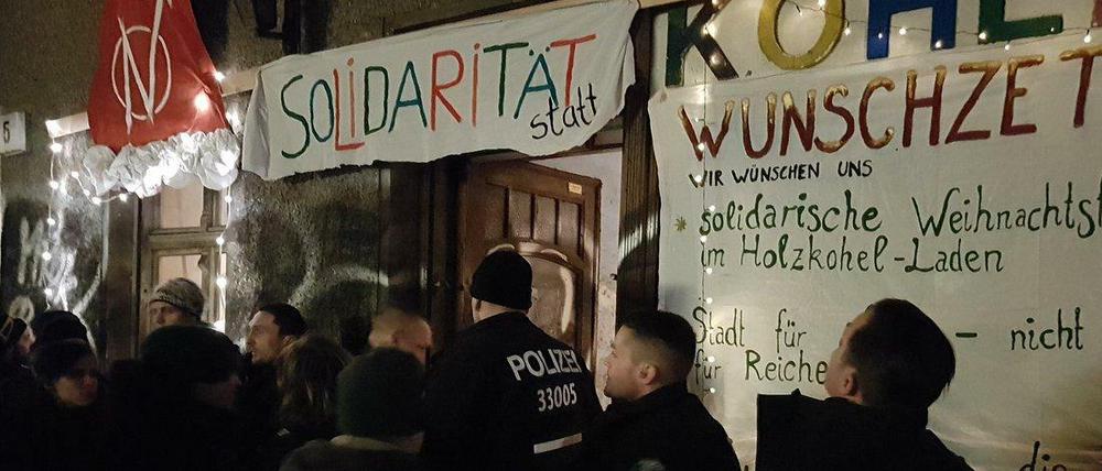 Polizisten stellen sich vor den ehemaligen Holzkohleladen in der Neuköllner Wipperstraße. Aktivisten wollen diesen besetzen.