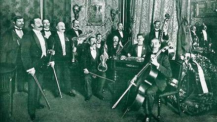Musik zum Diner. Im Hotel „Reichshof“ an der Wilhelmstraße unterhält das Salonorchester Pepe Károly 1904 die Gäste mit ungarischen Weisen. Besonders der Stehgeiger Jansci Rigó (2 v. l.) bringt die Damen zum Träumen. 