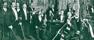 Musik zum Diner. Im Hotel „Reichshof“ an der Wilhelmstraße unterhält das Salonorchester Pepe Károly 1904 die Gäste mit ungarischen Weisen. Besonders der Stehgeiger Jansci Rigó (2 v. l.) bringt die Damen zum Träumen. 