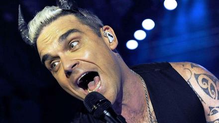 Robbie Williams, mit neuer Frisur, spielt am Dienstagabend in Berlin. 
