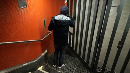 "Schlüssel zu Stadt" nennen die Künstler ihre Aktion. Sie schließen U-Bahnhöfe für Obdachlose auf.