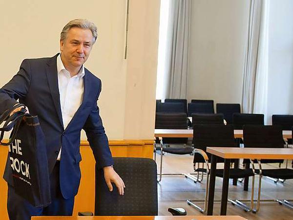 Beweisfoto B: Klaus Wowereit bei seinem zweiten Auftritt vorm Untersuchungsausschuss. Mit dabei: Die Stofftasche.