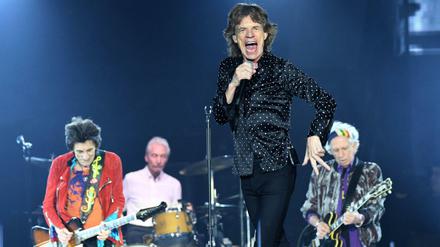 Die Rolling Stones - Ron Wood (v.l.n.r.), Charlie Watts, Mick Jagger und Keith Richards - stehen am 09.10.2017 bei einem Konzert in Düsseldorf auf der Bühne