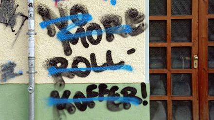 Durchgestrichenes Graffiti gegen Gentrifizierung und Tourismus in Berlin, "No More Rollkoffer". Gesehen im Schillerkiez in Neukölln.