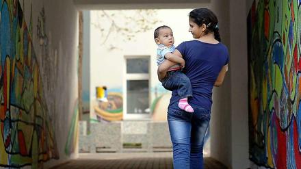 Nicht alle finden solch eine Unterkunft: Roma-Mutter mit ihrem Kind in einem Wohnprojekt in Neukölln