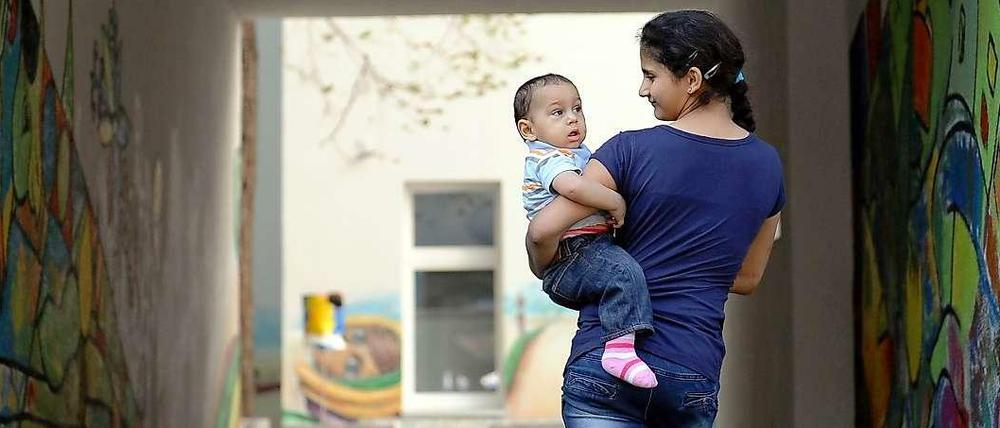 Nicht alle finden solch eine Unterkunft: Roma-Mutter mit ihrem Kind in einem Wohnprojekt in Neukölln