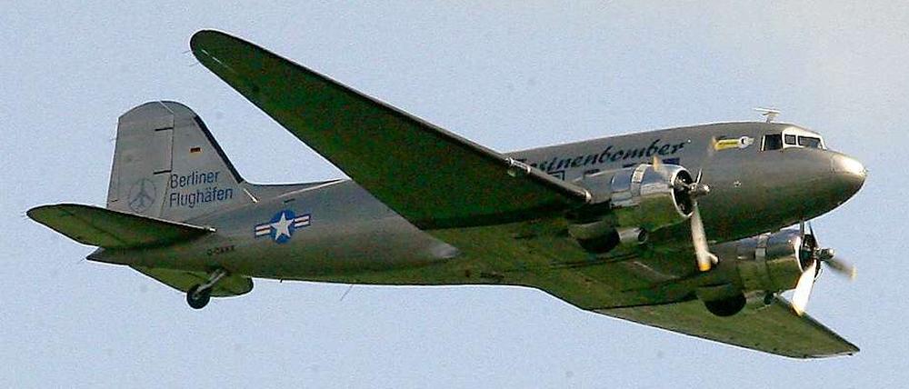 Mehr als 60 Jahre nach seinem ersten Einsatz ist jetzt Schluss: Der Rosinenbomber fliegt nicht mehr. Die Aufnahmen der letzten Landung in unserer Bildergalerie...