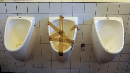 Die Hufeland-Oberschule in Berlin-Buch kämpft mit baufälligen Toiletten und schimmeligen Fenstern. 