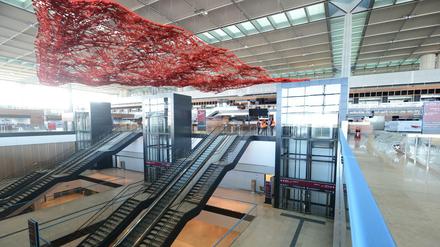 Unten hui, oben pfui: Das Terminaldach des BER in der Haupthalle des künftigen Flughafens. 