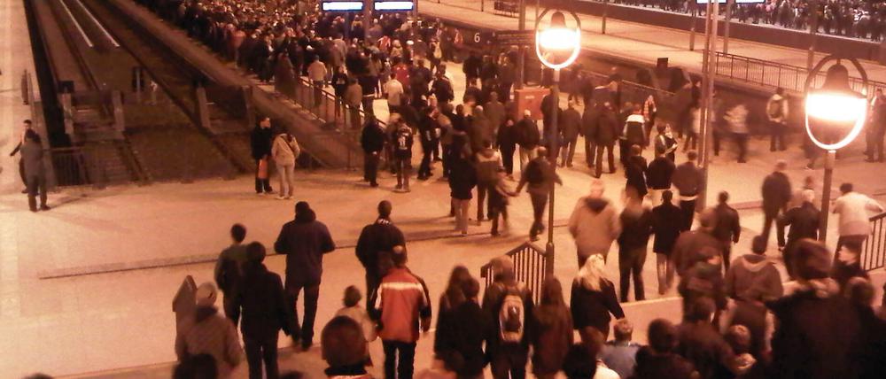 Gedränge am S-Bahnhof nach dem Hertha-Spiel im Olympiastadion: etliche mussten lange auf einen Zug warten.