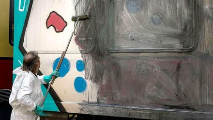Des einen Freud, des andern Leid: In einem aufwändigen Verfahren werden Berliner S-Bahnen von Graffitis gereinigt.