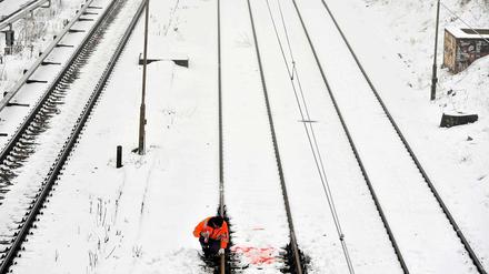 Ein Bahnmitarbeiter inspiziert am Dienstag die Gleise der Ringbahn.