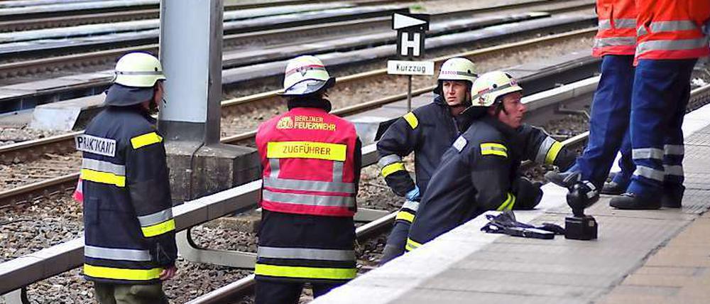 Rettungskräfte an der Unglücksstelle am S-Bahnhof Greifswalder Straße.