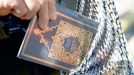 Islamisten verteilen am 14.04.2012 am Potsdamer Platz in Berlin kostenlose Koran-Exemplare an Passanten. Die salafistische Szene in Deutschland wächst. Besonders junge Leute gelten als empfänglich für die Propaganda der radikal-islamischen Prediger. Dagegen will der Senat jetzt vorgehen.