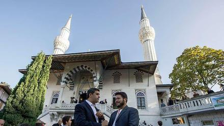 SPD-Fraktionschef Raed Saleh (Mitte links) mit Ender Cetin, Vorsitzender des Moscheevereins der Sehitlik-Moschee in Tempelhof im Oktober 2014.