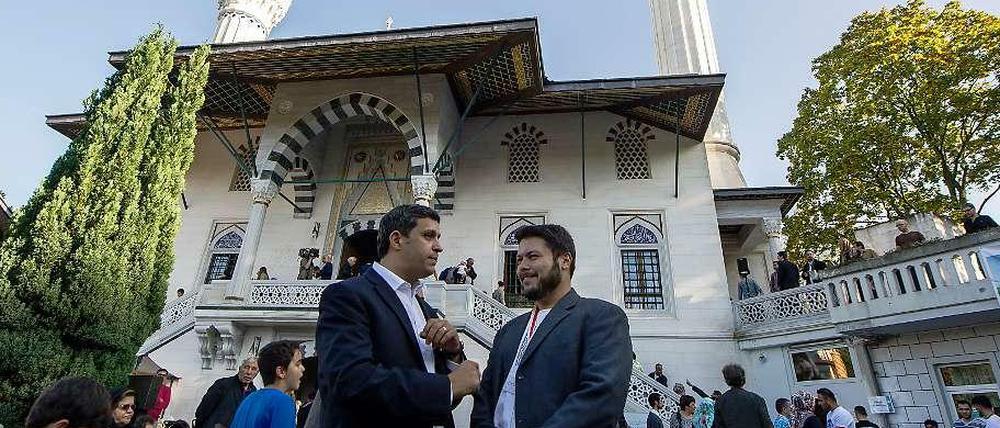 SPD-Fraktionschef Raed Saleh (Mitte links) mit Ender Cetin, Vorsitzender des Moscheevereins der Sehitlik-Moschee in Tempelhof im Oktober 2014.