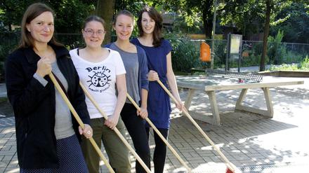 Aktion "Saubere Sache" auf dem Kannerplatz in Neukölln. Nadine Lorenz, Tanja Dickert, Hanna Lutz und Stephanie Frost (v.l.) haben das Projekt initiiert und unterstützt 