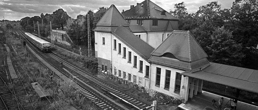 Pankow-Heinersdorf. Der S-Bahnhof ist schön, der Lärm der Gütergleise nicht.