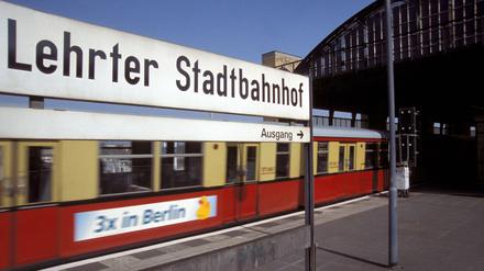 Den Bahnhof gibt's nicht mehr! Und die S-Bahn auch nicht! Stimmt. Aber aus diesen 90er Jahren stammen noch die Gleise. Sie werden im Sommer 2014 erneuert.