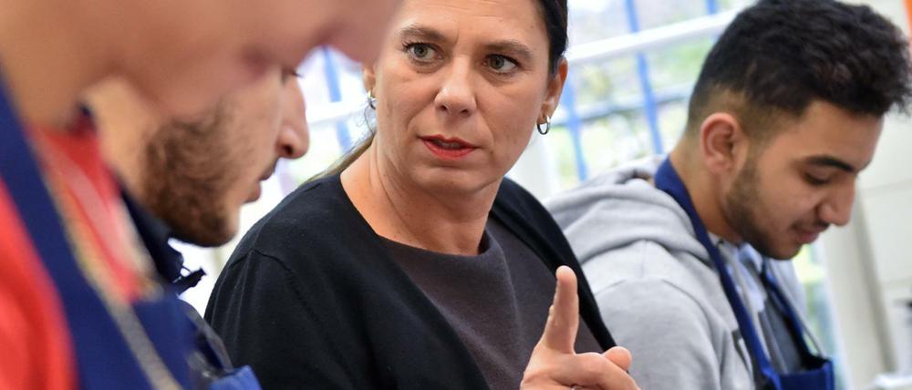 Da geht's lang. Berlins Bildungssenatorin Sandra Scheeres (SPD) - hier in einer Ferienschule - möchte gern die Richtung angeben, verirrte sich dabei aber jüngst. Jedenfalls nach Meinung des Landesschulbeirates. 