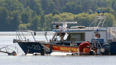 In Seenot. Auf den Seen und Flüssen der Region kommen sich die Wassersportler bisweilen zu nahe. Auf dem Schlänitzsse traf es ein Segelboot, dessen Besitzer von Helfern gerettet werden mussten. 