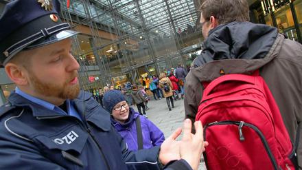 Auch aus locker geschulterten Rucksäcken können Taschendiebe leicht Wertsachen entwenden, wie dieser Polizeibeamte demonstriert.
